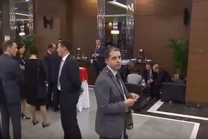 Ką per B.Obamos ir V.Putino susitikimą darė šis keistas vyrukas?