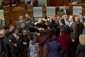 Kosovo parlamentą vėl drebina neramumai