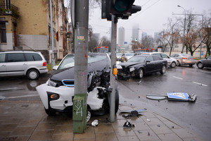 Vilniuje susidūrė BMW i3 ir „Audi“, BMW dar rėžėsi į stulpą
