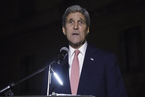 J.Kerry po atakų Paryžiuje: „Esame šeima“