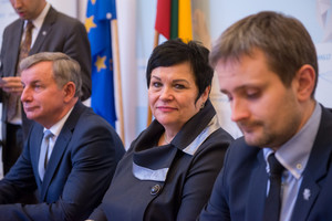 Švietimo ministrė saugaus eismo knygelę nagrinės kartu su anūke