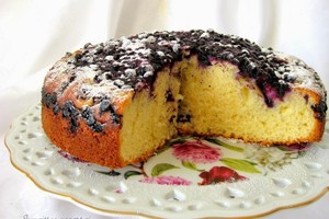 Greitai paruošiamas skanus pyragas su šaldytomis uogomis