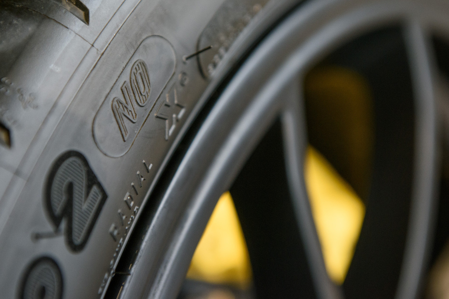 Mažiausi ratai, kuriuos tenka keisti „Porsche“ mechanikams, yra 18 colių skersmens.<br>Domanto Umbraso nuotr.