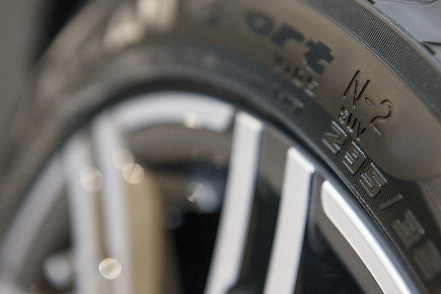 Mažiausi ratai, kuriuos tenka keisti „Porsche“ mechanikams, yra 18 colių skersmens.<br>Domanto Umbraso nuotr.