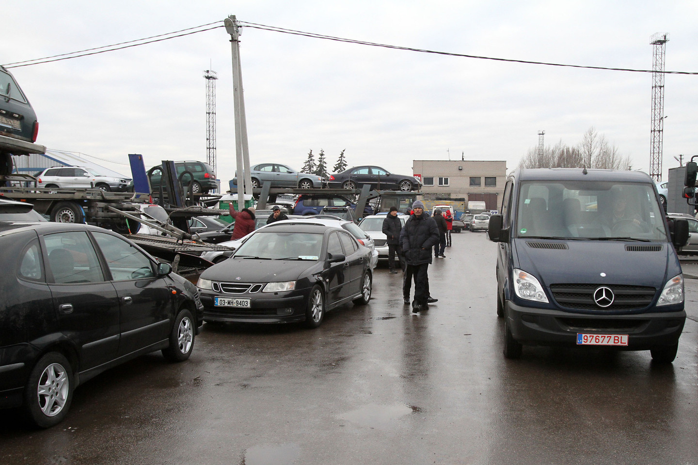 Kauno automobilių turguje nupirkti „Mercedes“ automobiliai netrunka atsidurti Maskvoje.<br>M.Patašiaus nuotr.