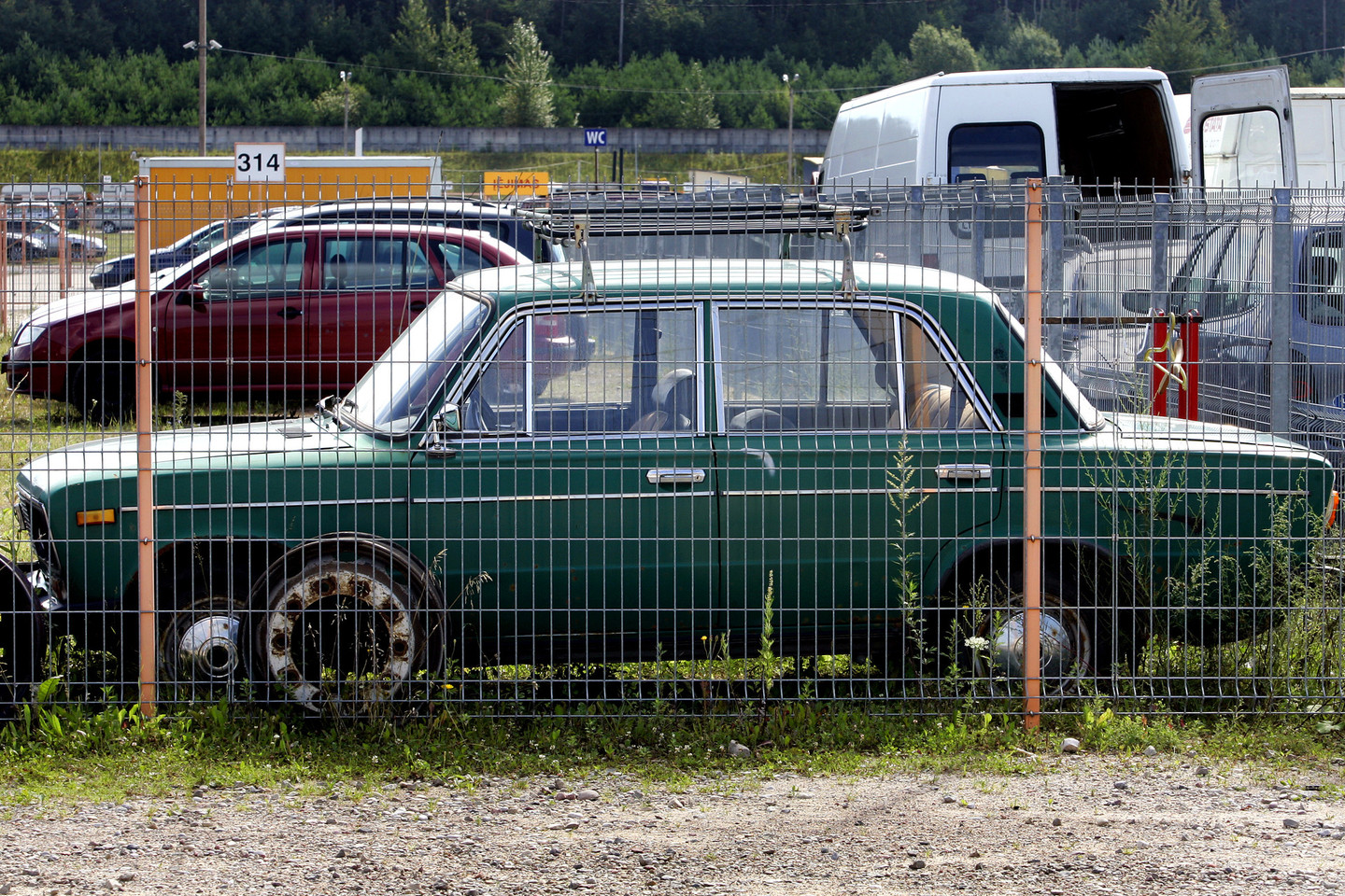 Maskviečiai negraibsto Rusijoje pagamintų nei „Lada“ („Žiguli“), nei kitų automobilių.<br>V.Balkūno nuotr.