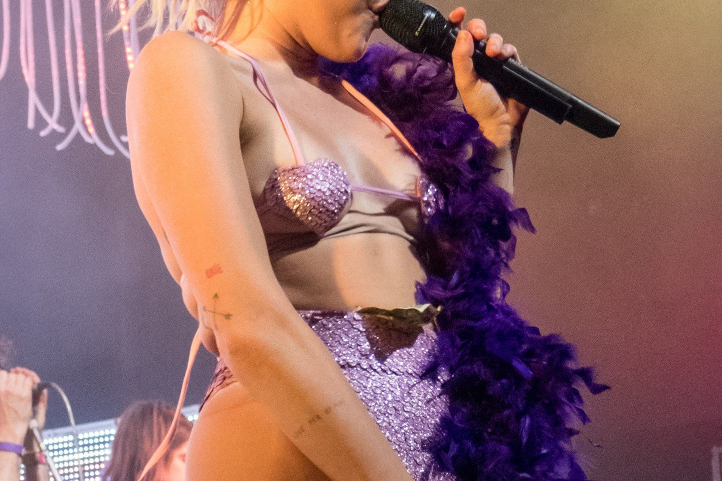 Miley Cyrus per koncertą neapsiėjo be vulgarybių.<br>„ViDA Press“ nuotr.