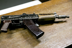 Pareigūnai parodė, kaip šaudoma su tarybiniu paveldu AK-47