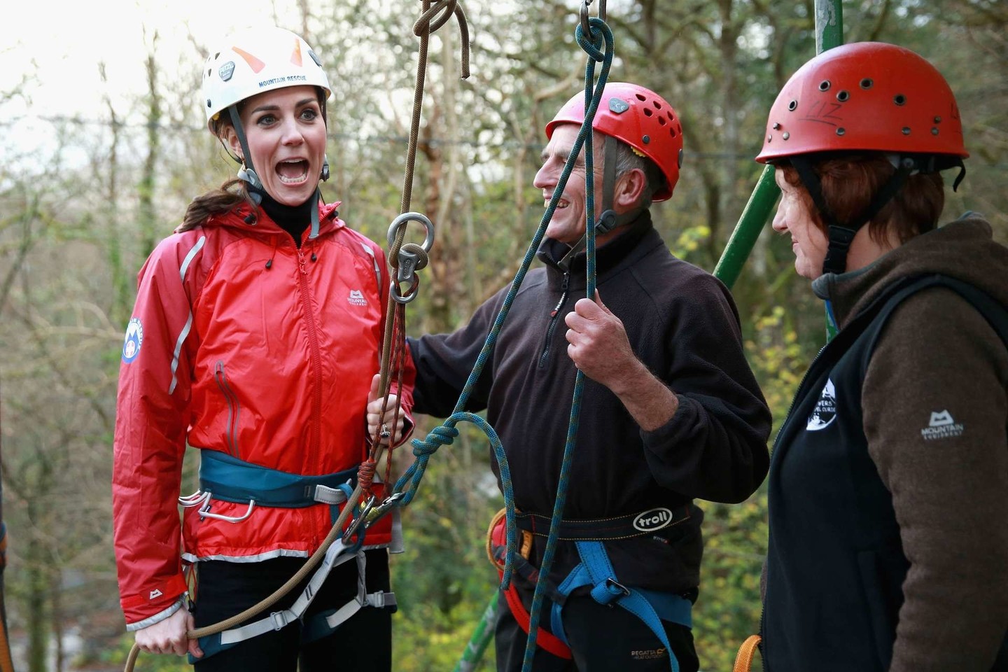 „Ar stipriai mane myli?“ – laikydama vyrą saugančias virves nusijuokė Catherine, kai lipimo instruktorius jos pasiteiravo, kokį draudimą naudoja.<br>Scanpix nuotr.
