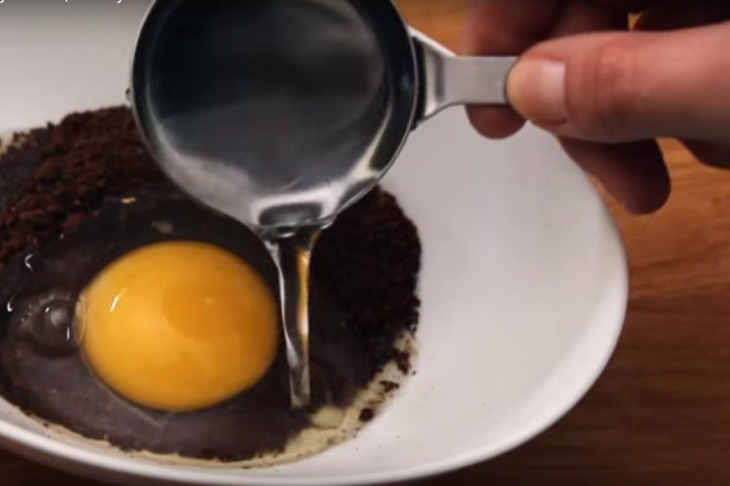 Kiaušinis yra viena iš trijų norvegiškos kavos sudedamųjų dalių.<br>Stop kadras („YouTube“)