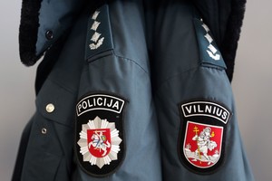 Kas laukia automatą praganiusių pareigūnų? Psichiatras sunerimęs