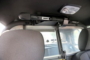 Ginklas policijos automobilyje – po dvigubu užraktu