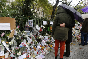 Paryžiaus išpuolių aukų skaičius pasiekė 130