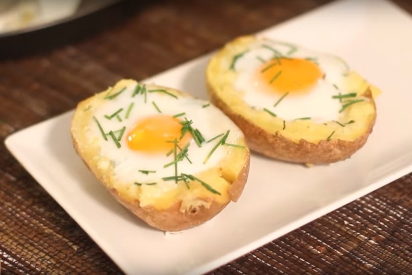 Bulvėje kepti kiaušiniai.<br>Stopkadras iš „Youtube“/“Home Cooking Adventures“