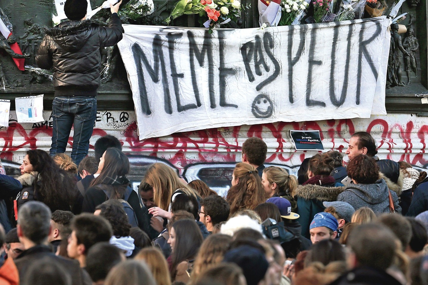 Prancūzai, suvokiantys, kad džihadistai būtent ir siekė išgąsdinti pasaulietišką valstybę, keršija šūkiu „Memes pas peur“ („Mes nė neišsigandome“).<br>„Reuters“/„Scanpix“ nuotr.