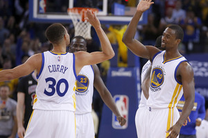 Skirtingi keliai: „Warriors“ toliau neklumpa, „76ers“ – nelaimi