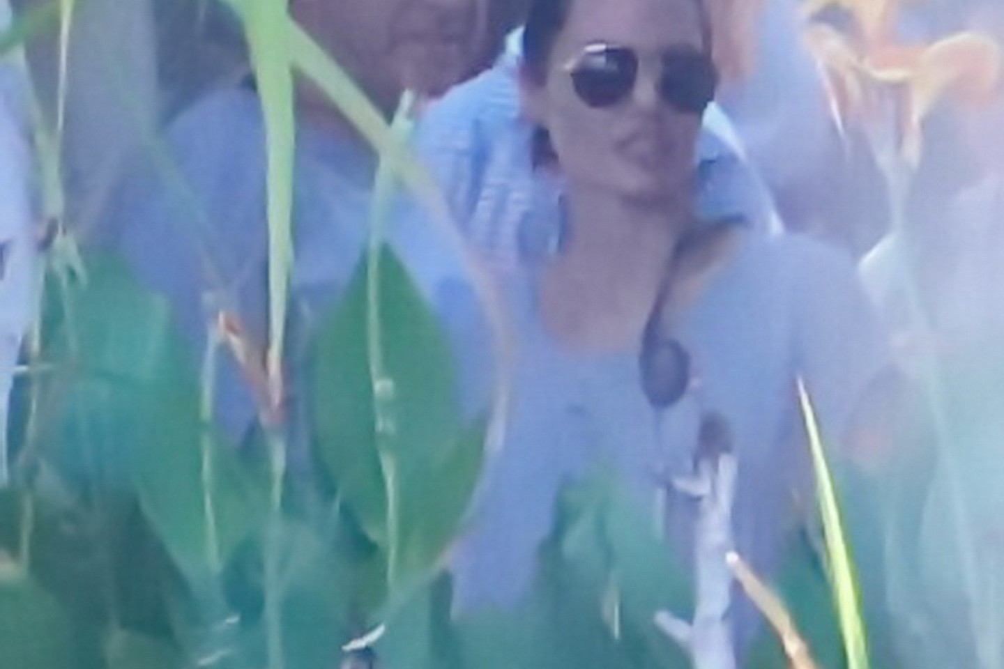 Angelina Jolie užfiksuota flirtuojanti su kolega.<br>„ViDa Press“ nuotr.
