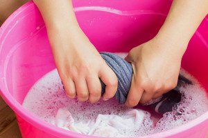 Penkios didžiausios klaidos, kurias darote skalbdami rankomis