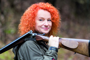 Jolantai Svirnelytei medžioklėje vyrai siūlosi panešti šautuvą