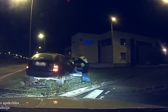 Prieš eismą skriejęs vyras sužalojo pareigūną