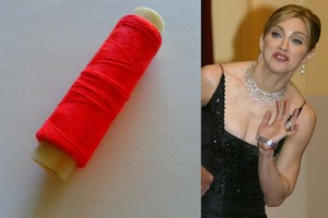 Raudonas siūlas ant rankos: kodėl žmonės jį riša ir ko siekia?