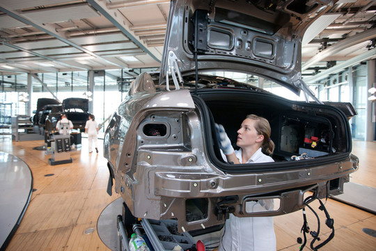 „Volkswagen“ atideda prabangaus elektrinio limuzino debiutą