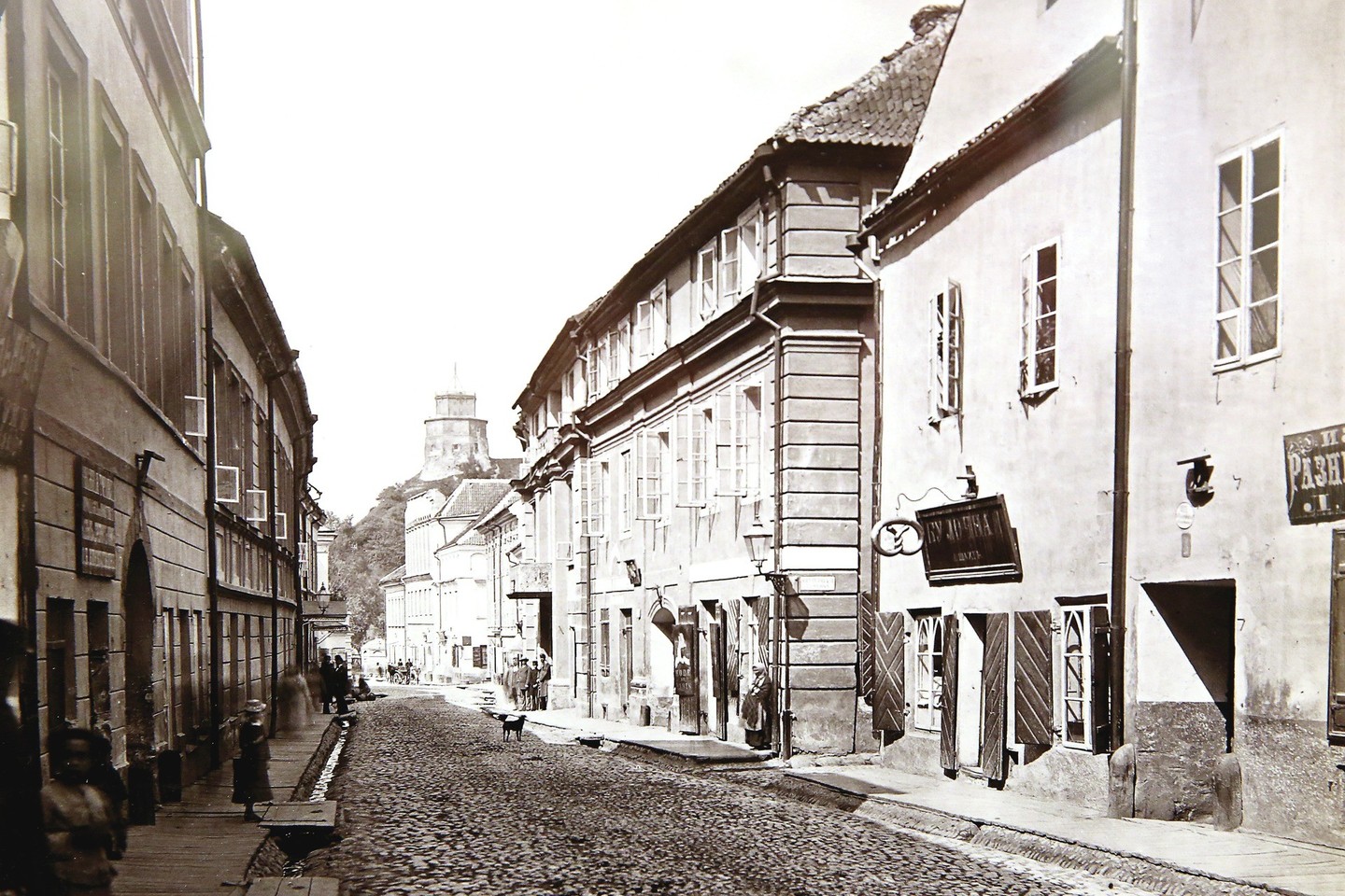 Išliko kelios J.Čechavičiaus nuotraukos, kuriose užfiksuota Pilies gatvė.