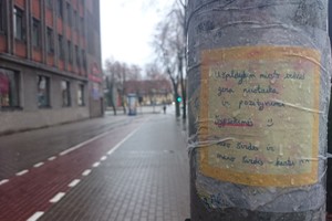 Klaipėdiečius stebina ant stulpų atsiradę paslaptingi užrašai