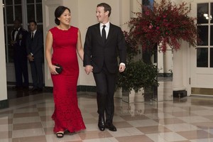 „Facebook“ įkūrėjas rodo pavyzdį – eina tėvystės atostogų