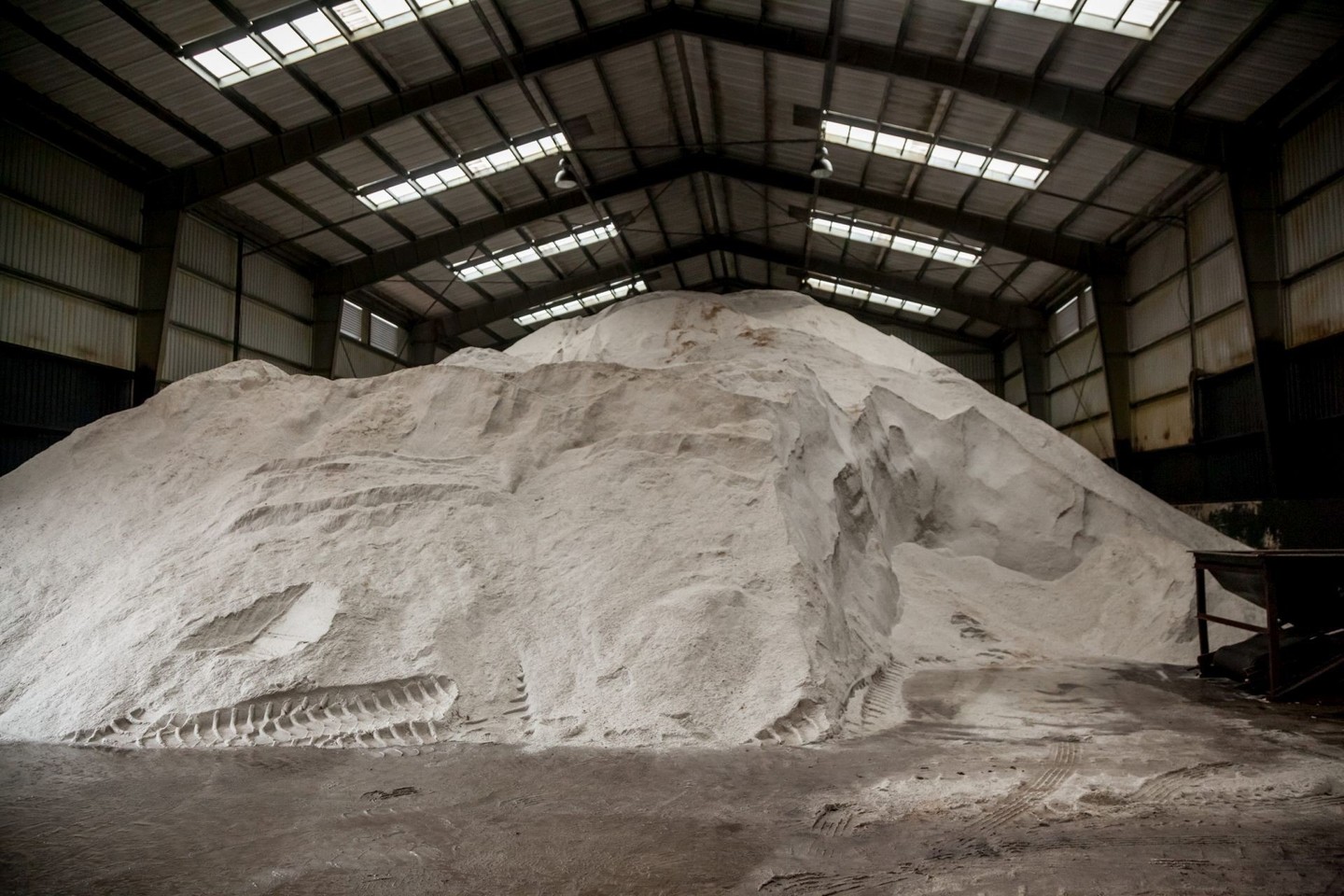 Trijuose sandėliuose sukaupta apie 9 tūkst. tonų druskos.<br>Sauliaus Žiūros nuotr.