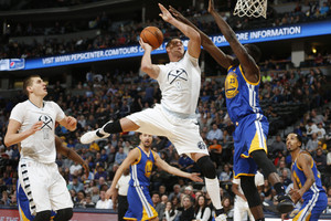 NBA: „Warriors“ nori keisti istoriją, o „Lakers“ toliau sminga