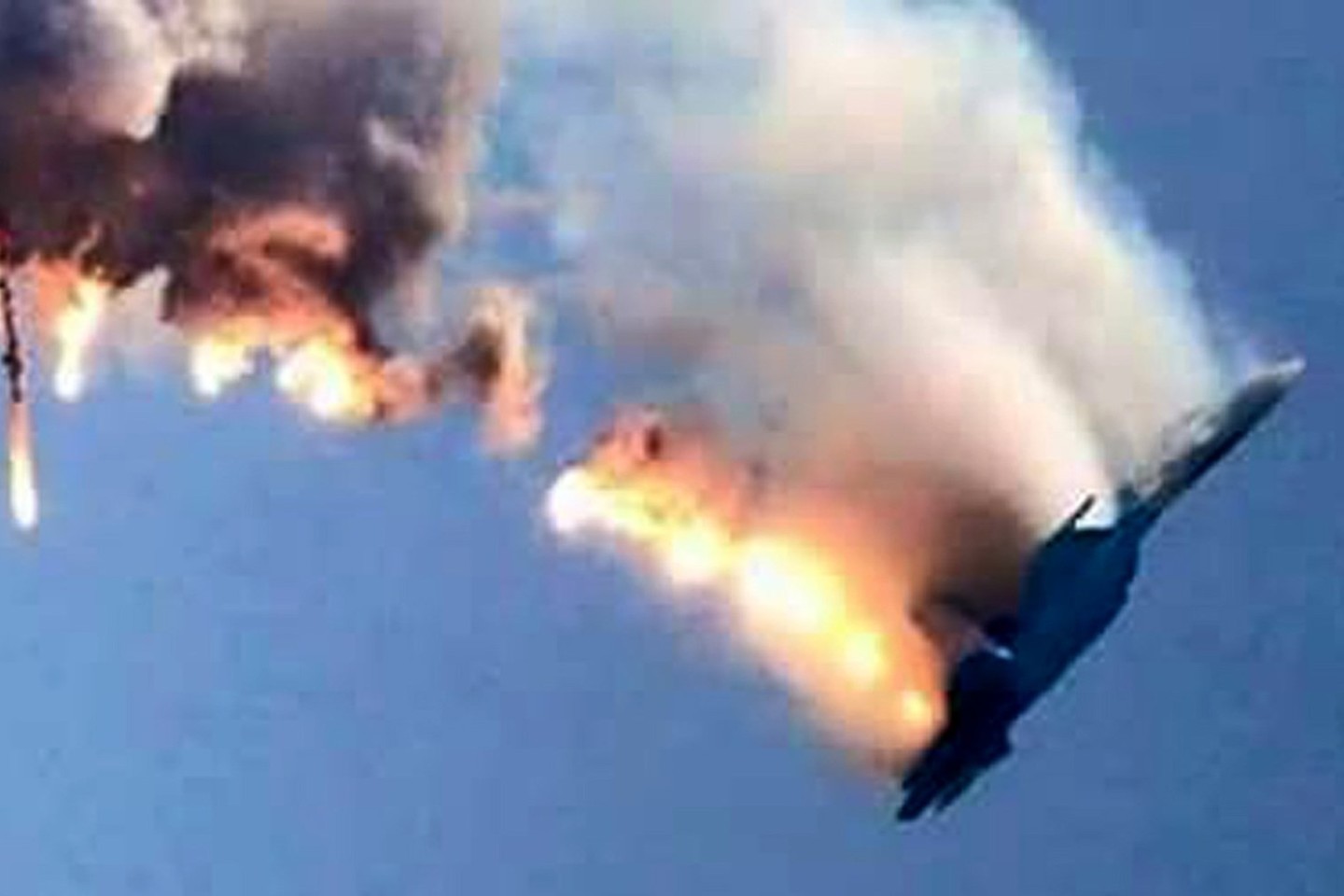 Antradienį Turkijos oro erdvėje numuštas rusų karinis lėktuvas.<br>Reuters/ AFP/ Scanpix Nuotr.