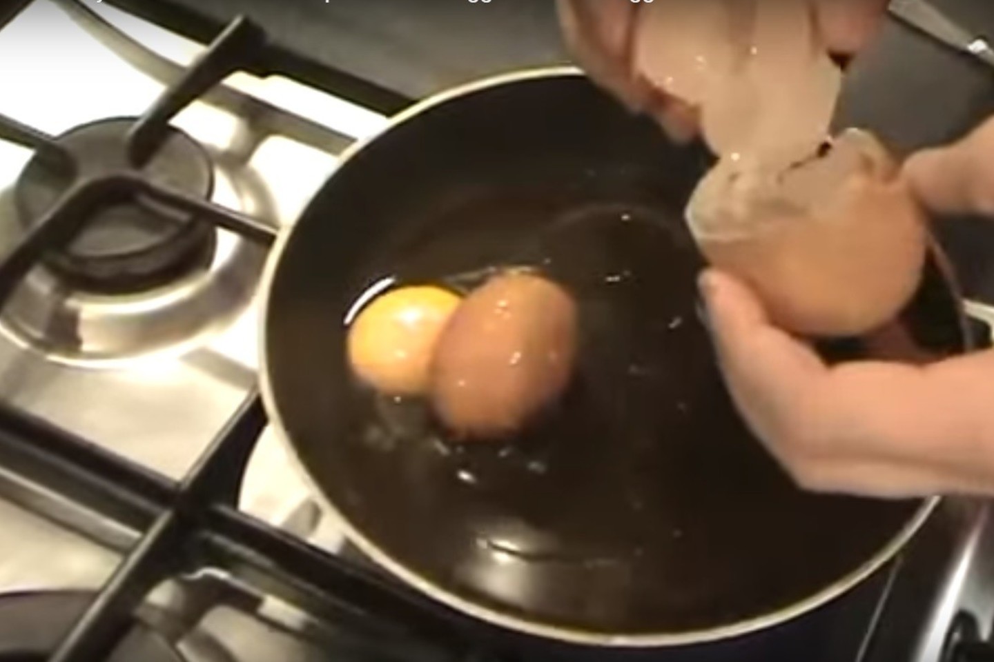 Ekspertai sako, kad kartais vištos padeda kiaušinį, kiaušinyje patyrusios šoką.<br>Stop kadras („YouTube“)