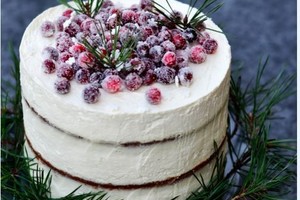 Meduolinis tortas su spanguolėmis primins baltas Kalėdas