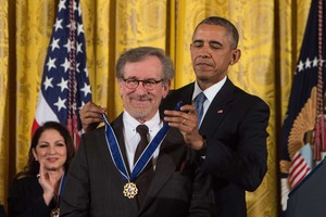 Stevenas Spielbergas apdovanotas aukščiausiu medaliu Amerikoje