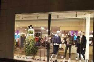 Kauno Laisvės alėjoje – dar nematyta kalėdinė eglutė