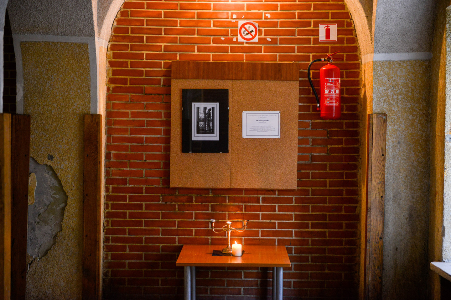 Akademijos rūmuose šiomis dienomis kabo žuvusio studento nuotrauka ir dega žvakelė.<br>J.Stacevičiaus nuotr.