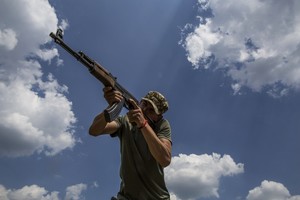 Kodėl teroristai taip lengvai gauna „Kalašnikovų“?