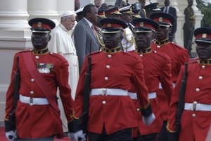 Kenijoje popiežių Pranciškų pasitiko sveikinančios jį minios