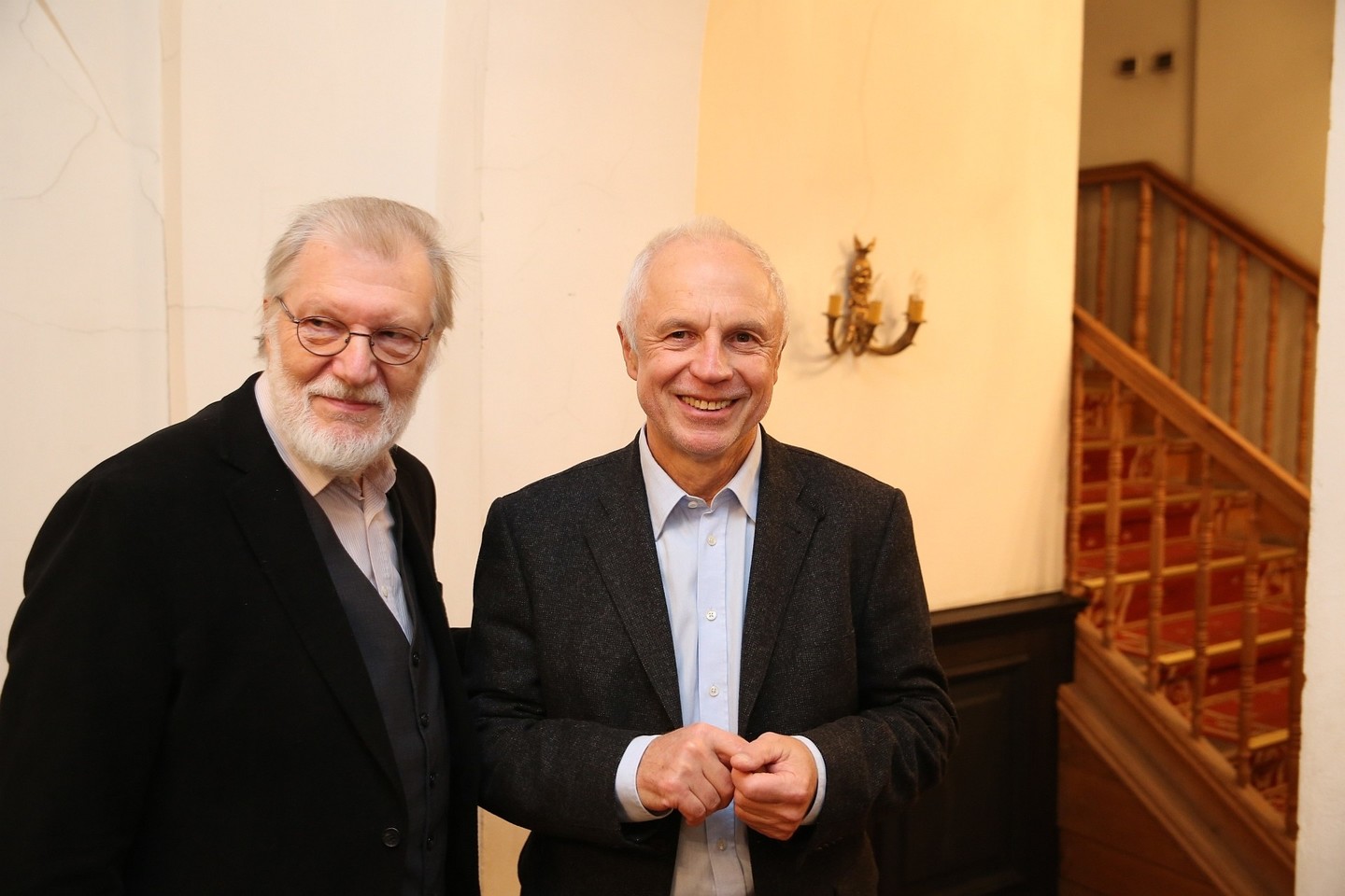 Aktorius Juozas Budraitis (kairėję) ir fotografas bei leidėjas Raimondas Paknys knygos „Mano kinas. Pasaulis, kuris priklausė vyrams“ pristatyme Chodkevičių rūmuose.<br>R.Danisevičiaus nuotr.