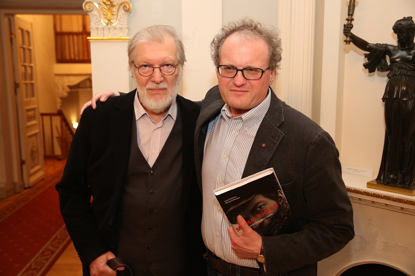 Aktorius Juozas Budraitis (kairėje) ir filosofas Leonidas Donskis knygos „Mano kinas. Pasaulis, kuris priklausė vyrams“ pristatyme Chodkevičių rūmuose.<br>R.Danisevičiaus nuotr.