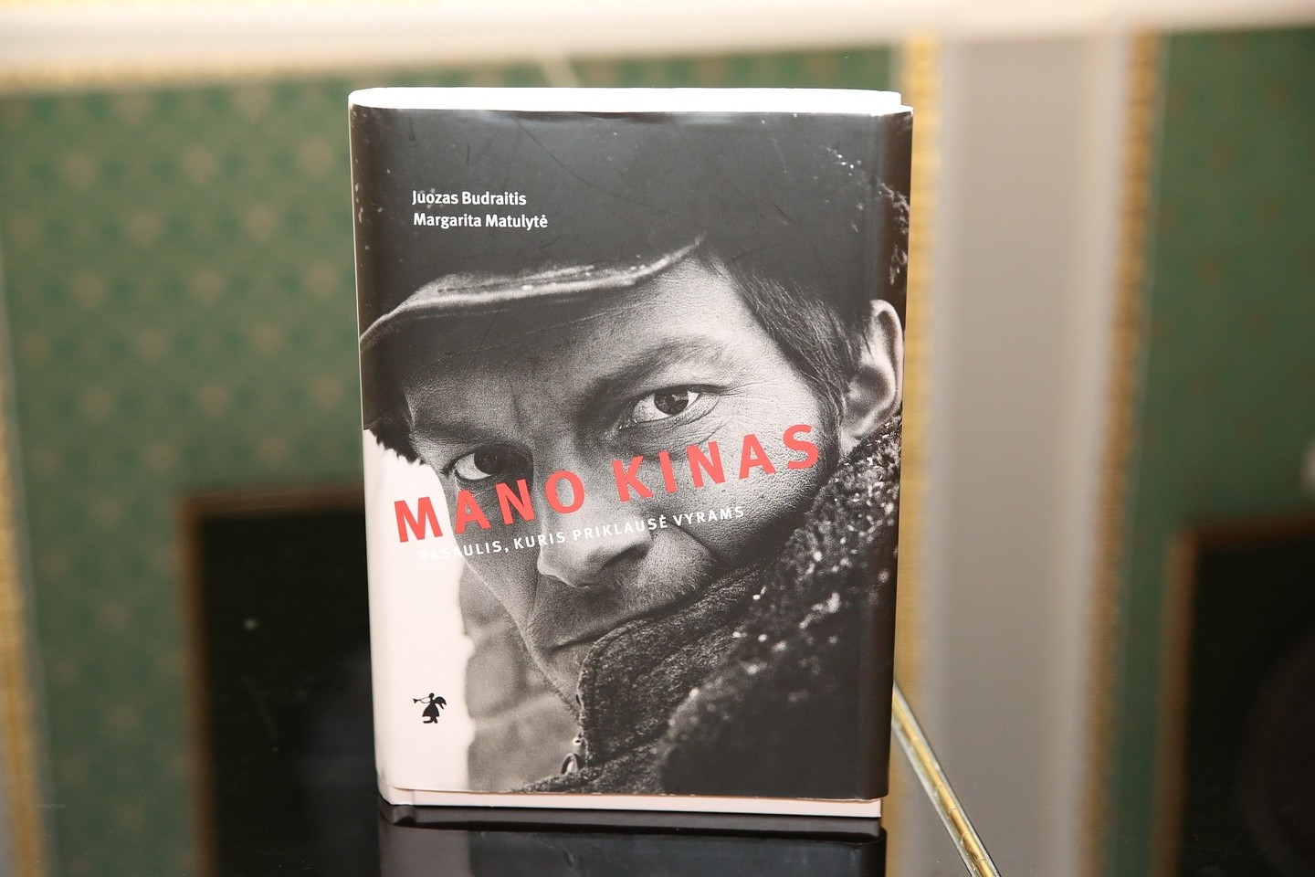Aktoriaus Juozo Budraičio ir fotografijos tyrinėtojos Margaritos Matulytės knyga „Mano kinas. Pasaulis, kuris priklausė vyrams“.<br>R.Danisevičiaus nuotr.