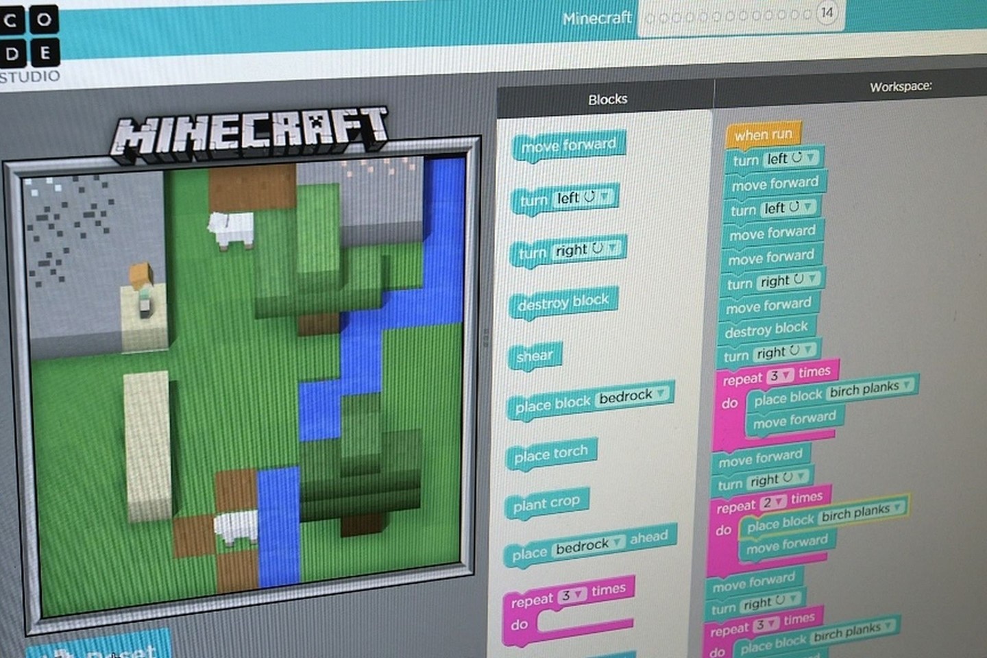 „Minecraft“ programavimo pamokas gali išbandyti kiekvienas norintis.