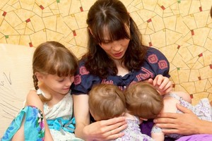 Moterys žindo viena kitos vaiką ir tikina, jog tai normalu