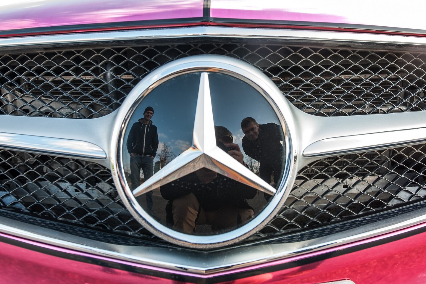 Net dviem plėvelės sluoksniais apklijuotas E klasės „Mercedes-Benz“ kupė tapo iš juodo tapo rožinis.<br>Vlado Ščiavinsko nuotr.