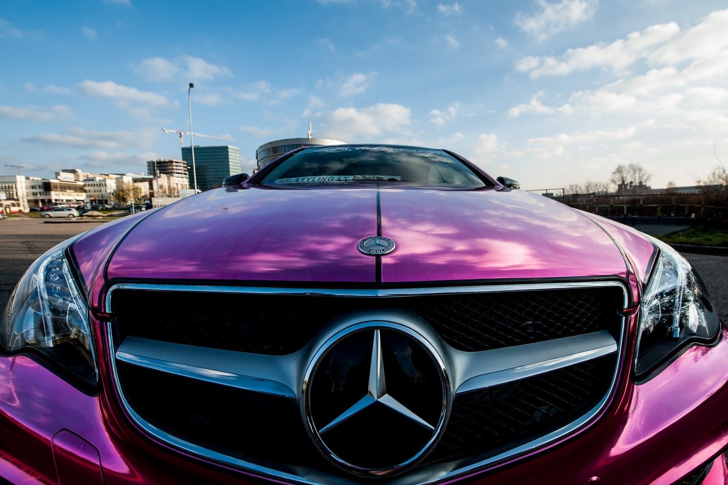 Net dviem plėvelės sluoksniais apklijuotas E klasės „Mercedes-Benz“ kupė tapo iš juodo tapo rožinis.<br>Vlado Ščiavinsko nuotr.