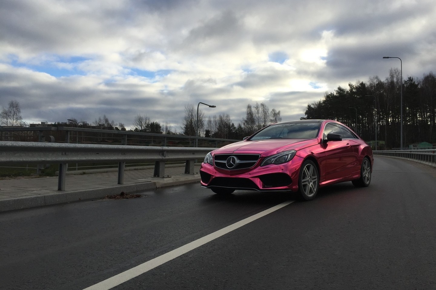 Priklausomai nuo apšvietimo, automobilio spalva kinta nuo sodrios raudonos iki blyškiai rožinės.<br>Vlado Noreiko nuotr.