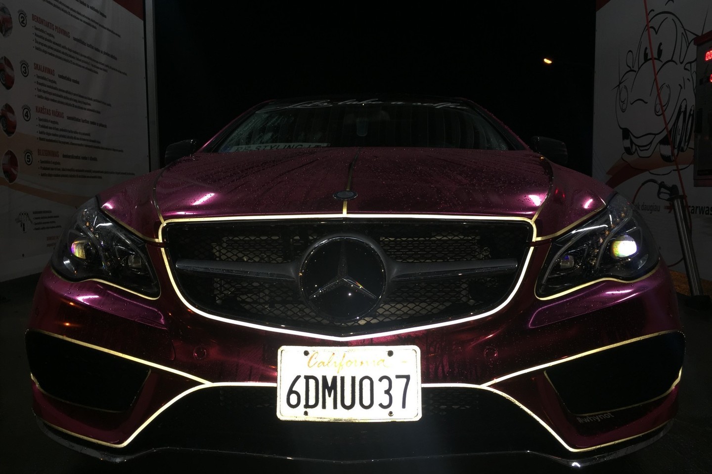 Štai taip šis „Mercedes-Benz“ atrodo naktį.<br>Vlado Noreiko nuotr.