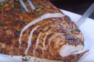 Išsikepkite kalakuto krūtinėlę taip, kaip tai daro amerikiečiai