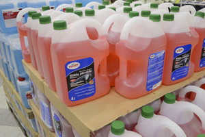 Langų ploviklio pasirinkimas: nuodas, kurio būtina saugotis